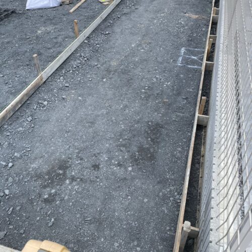 アプローチ部分の下地コンクリートの型枠建て込み作業となります。