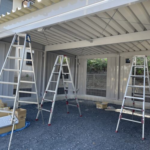 本日は倉庫ガレージの屋根張り作業となります。