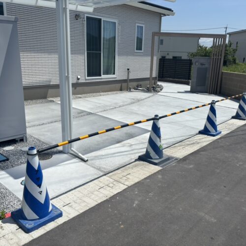 駐車場の土間コンクリート打設後の養生となります