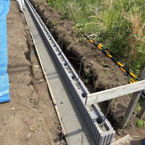 南側の境界側のブロック積み作業となります。