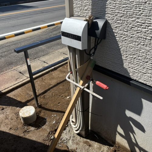 照明工事のトランスの設置作業となります。照明器具を接続して電気工事完了です。