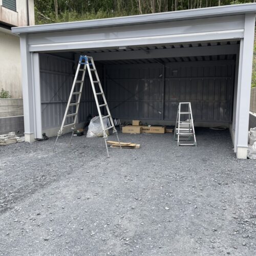 倉庫ガレージの組み立て作業も終わりガレージ内の砕石転圧作業となります。