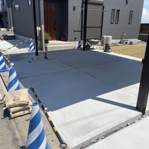 本日は土間コンクリート部分の脱枠作業となります。