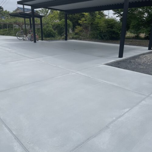 駐車場部分の土間コンクリートの養生完了となります。お車を入れて頂いて大丈夫です。駐車場をご使用ください。ありがとうございました。
