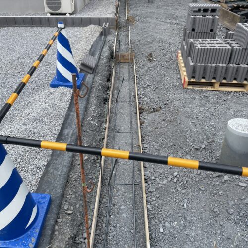 ブロック部分のベースコンクリート型枠及び背筋組み作業となります。