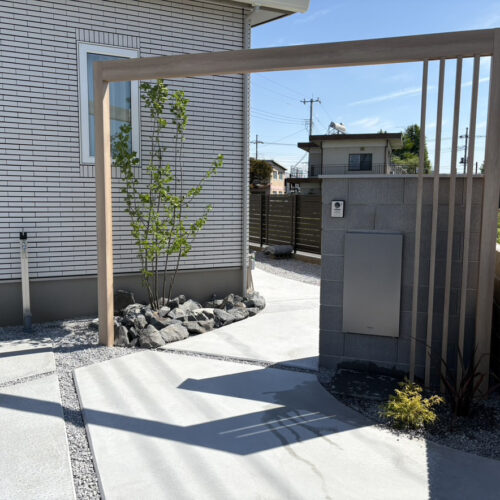 本日は植栽作業となります。駐車場の土間コンクリートが完了となりまでお待ちください。