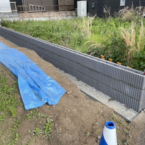 本日は南側の境界側のブロック積み作業となります。