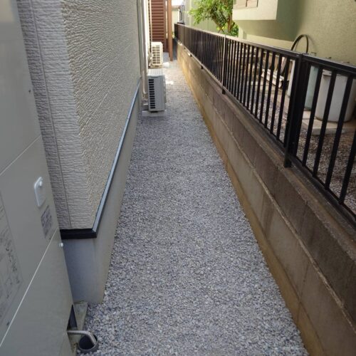建物横側の6号砕石敷きです