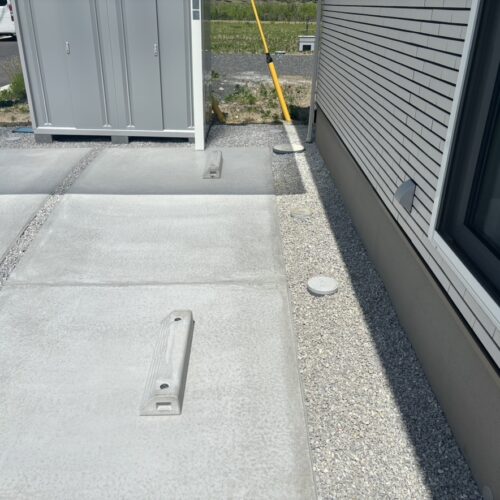 駐車場へ車止めを設置の為に車止めを仮置きをしましてお車を入れて車止めの取付け位置の確認となります。