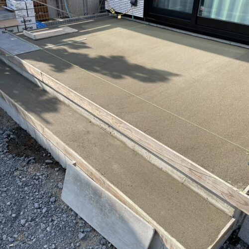 テラスタイル部分の敷きモルタル作業となります。