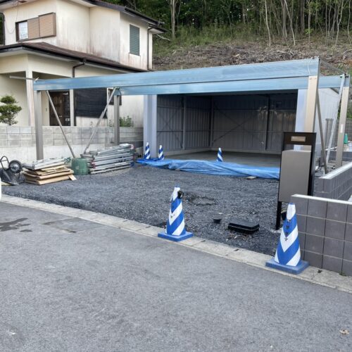 ガレージ前のカーポートの柱および梁の建て込み設置作業となります。