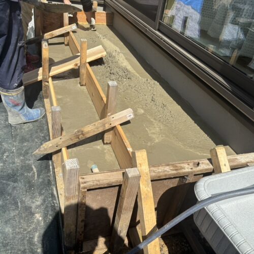 テラス部分のタイル張り下地コンクリートの打設作業となります。