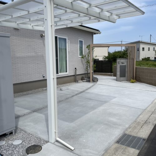 駐車場部分の土間コンクリートの養生完了となります。お車を入れて頂いて大丈夫です。駐車場をご使用ください。ありがとうございました。