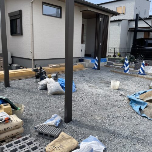 カーポートの柱立て込み作業完了となります。