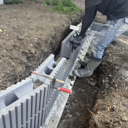 建物側の土止め部分のブロック積み作業を進めて参ります。