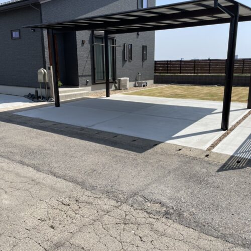 駐車場部分の土間コンクリートの養生完了となります。お車を入れて頂いて大丈夫です。駐車場をご使用ください。ありがとうございました。