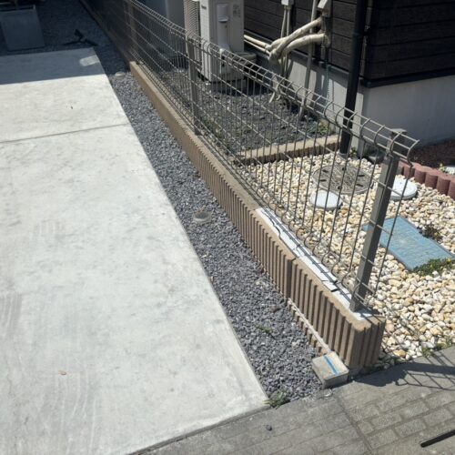 ブロック・フェンスの補修工事となります。ご近隣へのご挨拶に廻らせて頂きました。工事着工となります。