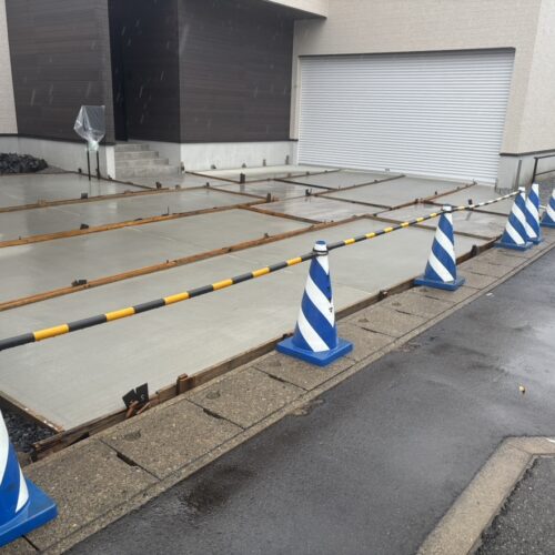本日は雨の為に工事作業はお休みとなります。明日はコンクリートの脱枠作業の予定です。