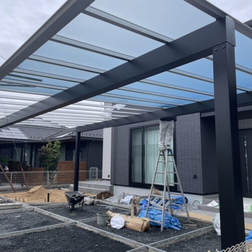 本日はカーポートの屋根張り作業となります