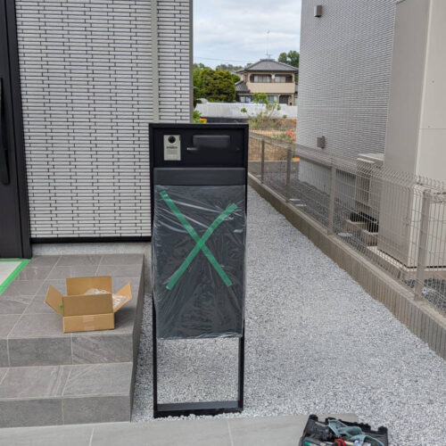 機能門柱に表札の取付を行いました。