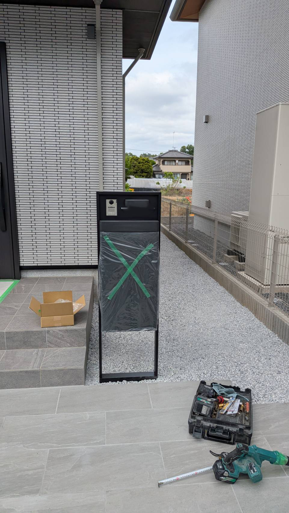 機能門柱に表札の取付を行いました。