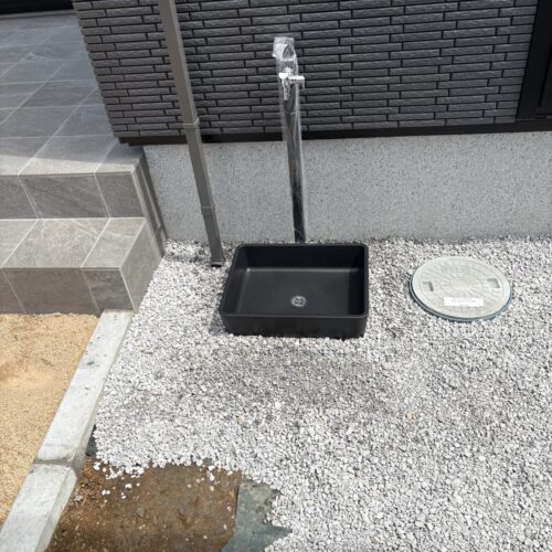 立水栓と水受けパンの設置作業となります。