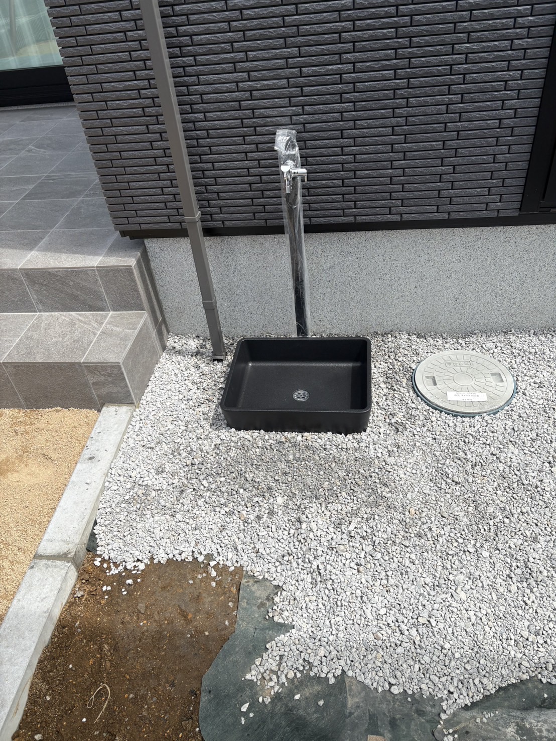 立水栓と水受けパンの設置作業となります。