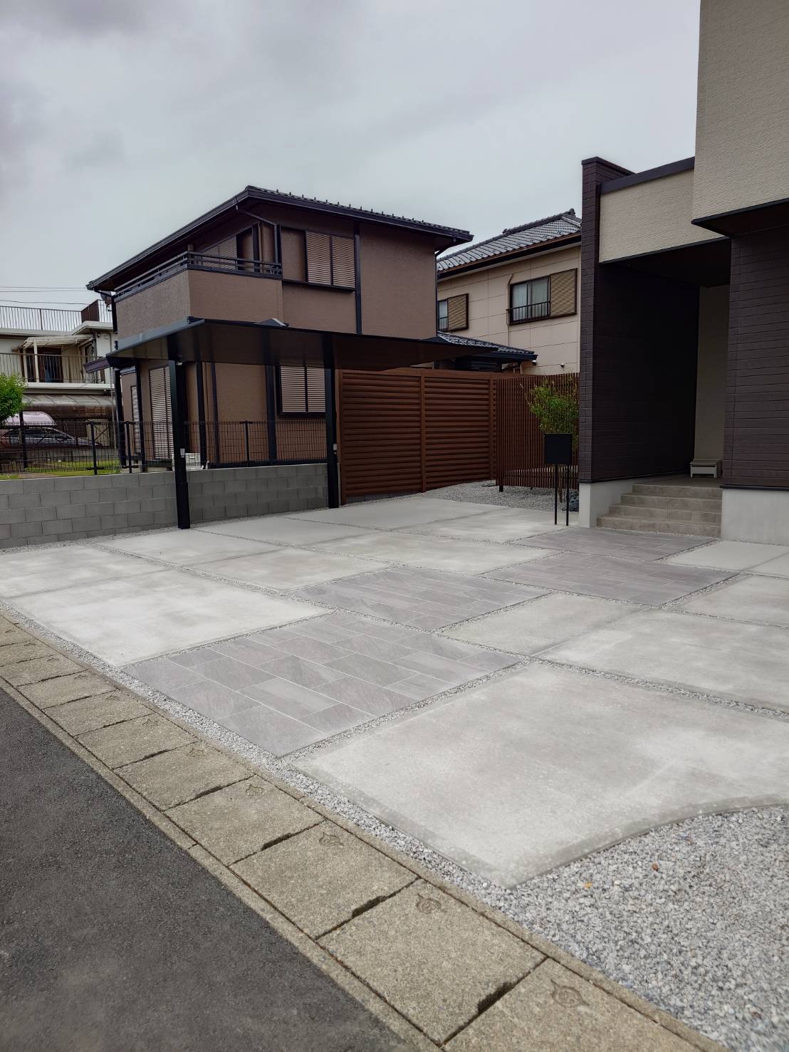 駐車場の土間コンクリートの養生も終わりまして工事完了となります。ありがとうございました。