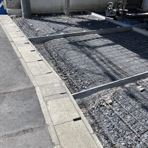 1回目の土間コンクリートの打設作業となります。メッシュ筋を敷いてコンクリートミキサー車の到着を待ちます。