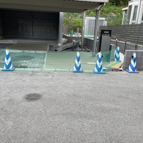 駐車場部分の土間コンクリートの打設後に動物避けネットを掛けてコンクリートの養生となります。