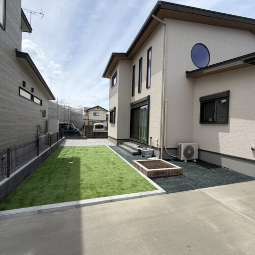 動物避けのネットを外しまして工事作業は終了となります。駐車場部分のコンクリートは養生中となります。養生期間が終わるまでもうしばらくお待ちください。