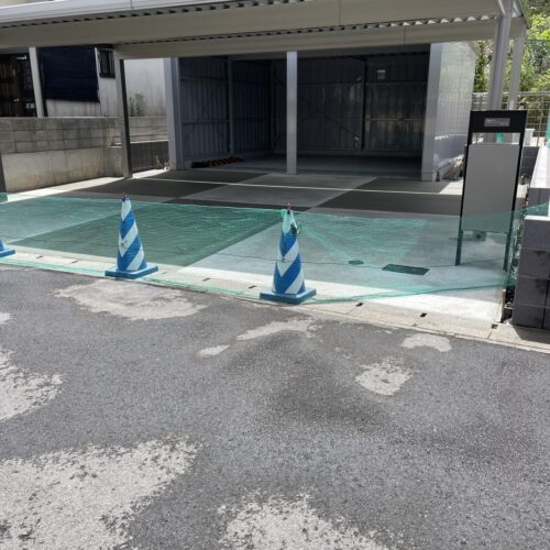 本日はお天気にも恵まれまして駐車場部分の土間コンクリートの打設となります。動物避けネットを掛けてコンクリートの養生となります。