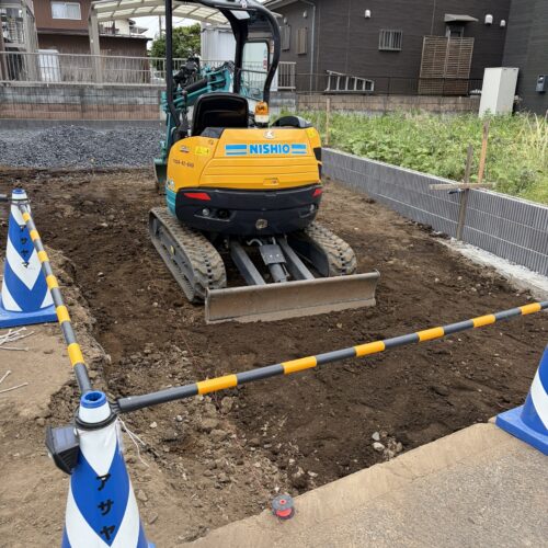 お庭の部分の人工芝の下地砕石入れ作業となります。