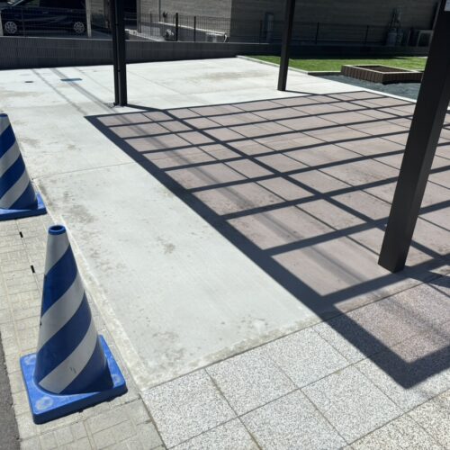 駐車場部分のコンクリートの養生中となります。