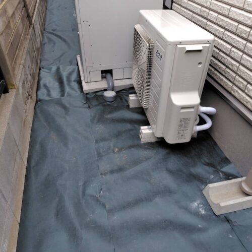 建物廻りのスキ取り作業後に防草シートを敷いて参ります。