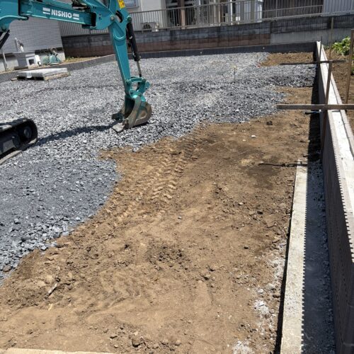 駐車場部分の掘削および砕石入れ作業を進めて参ります。