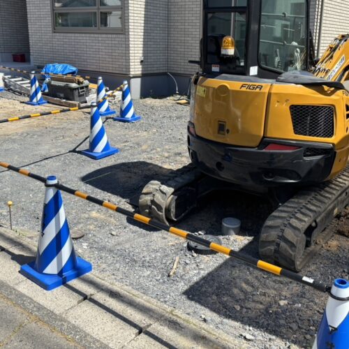 奥行き駐車場部分を重機作業にて掘削作業中となります。