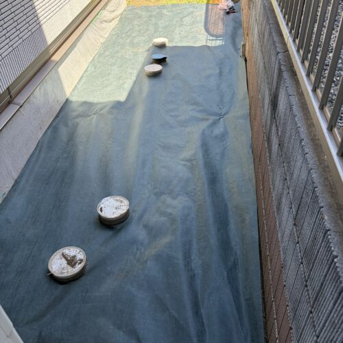 建物廻りに防草シートを敷いて6号砕石を敷き入れ準備となります。