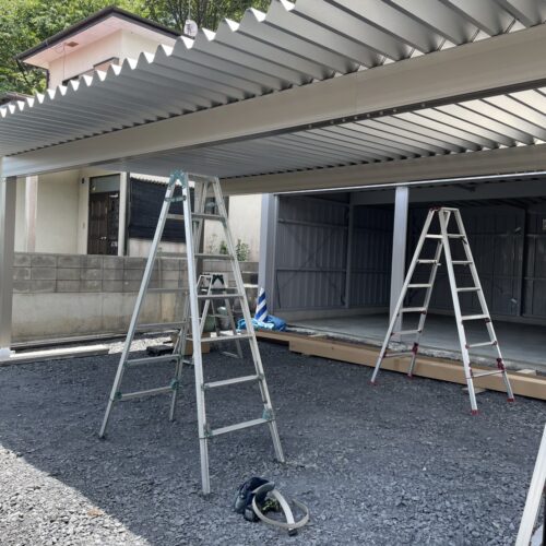 本日はガレージ前のカーポートの屋根張り作業となります。