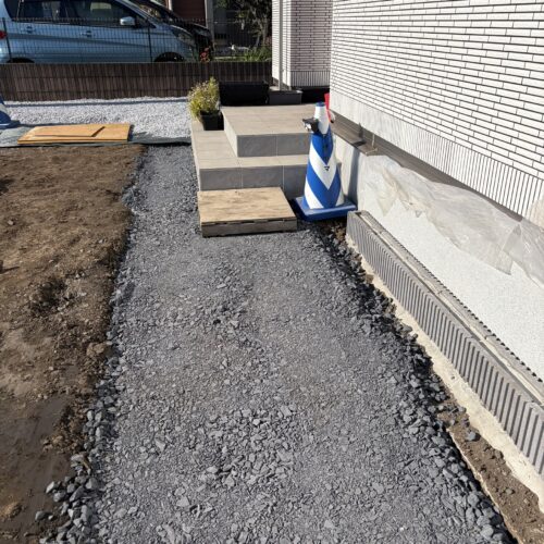 砕石入れ作業を進めましてお客様の通り歩きをして頂きます通路部分を開放して参ります。