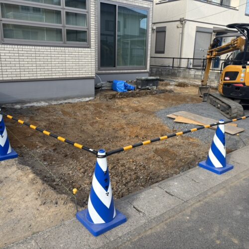 駐車場部分の掘削および砕石入れ作業となります。