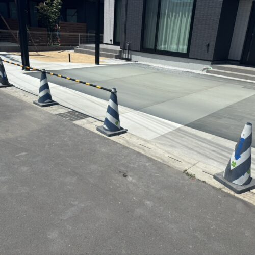 駐車場部分の土間コンクリートの養生中となります。