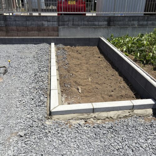 花壇部分と人工芝予定の見切りにコンクリートの縁石を敷設して参ります。
