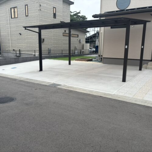 駐車場のコンクリートの養生が完了となりました。お車を入れて頂いて大丈夫です。駐車場をご使用ください。ありがとうございました。