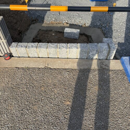 アプローチとの取り合い道路側の花壇部分にグラニートの見切りを入れて参ります。