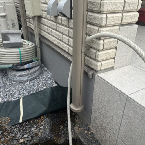 電気工事照明等の先行作業として埋設管の準備作業となります。