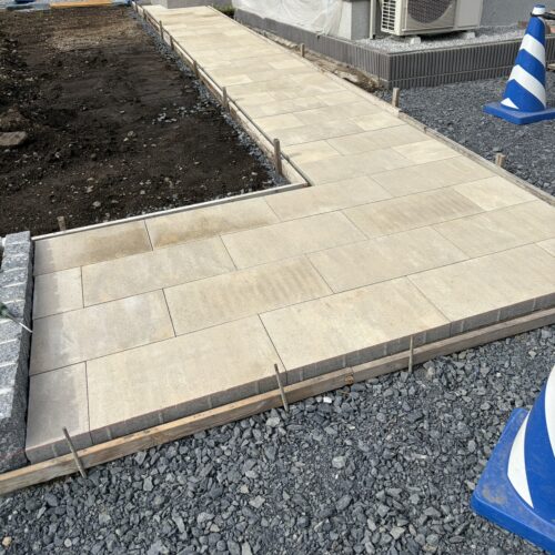 アプローチ部分に300×600の平板敷き作業となります。