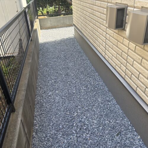 建物の西側部分への6号砕石入れ作業となります。