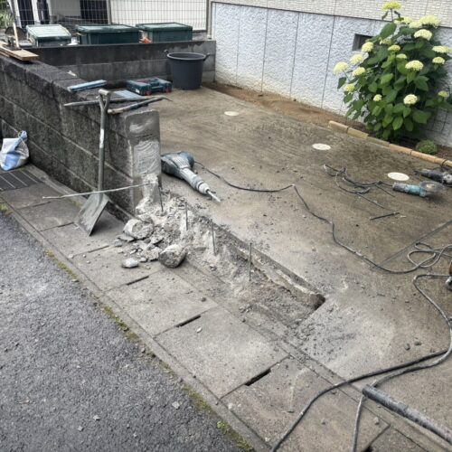 本日より工事作業開始となります。既存ブロックの解体及び撤去作業となります。