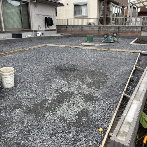 駐車場のコンクリート部分への型枠組み作業となります。